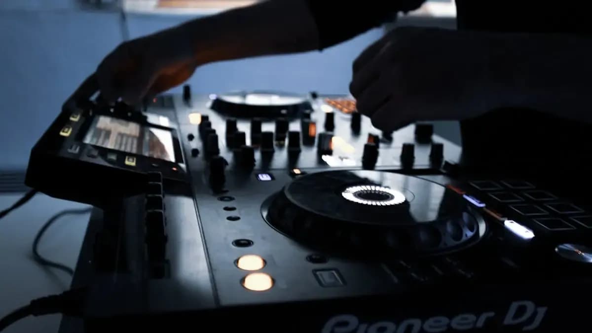Quick Read: MC vs DJ